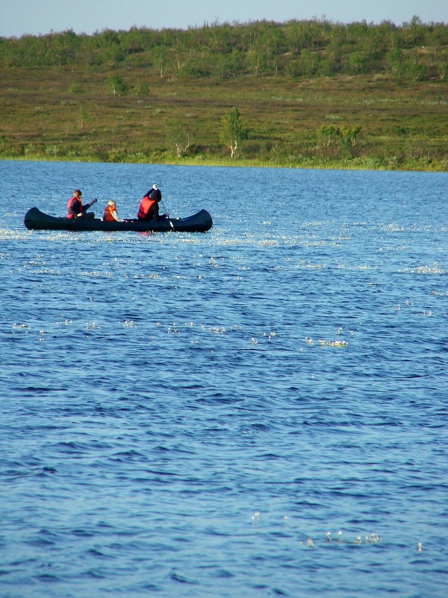 Kano på vannet ved Bingis