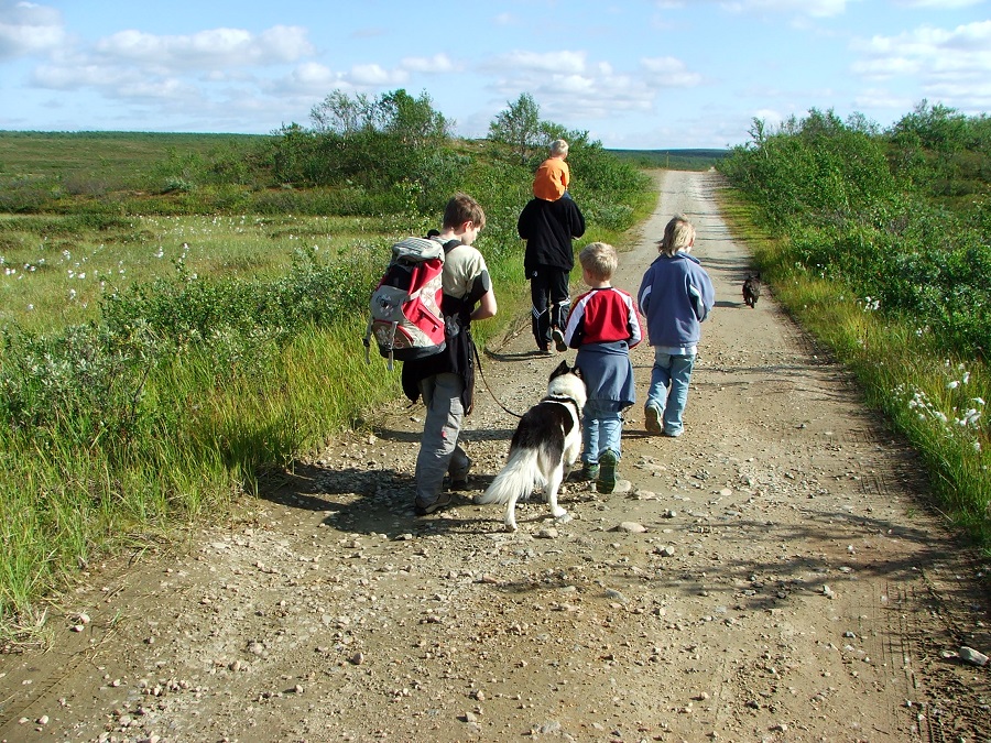 Barn på vei langs grusvei